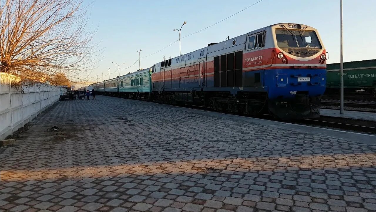 Поезд тараз. Тэ33а-0134. Станция Туркестан. Поезд в Туркестане. Челябинск Астана поезд.