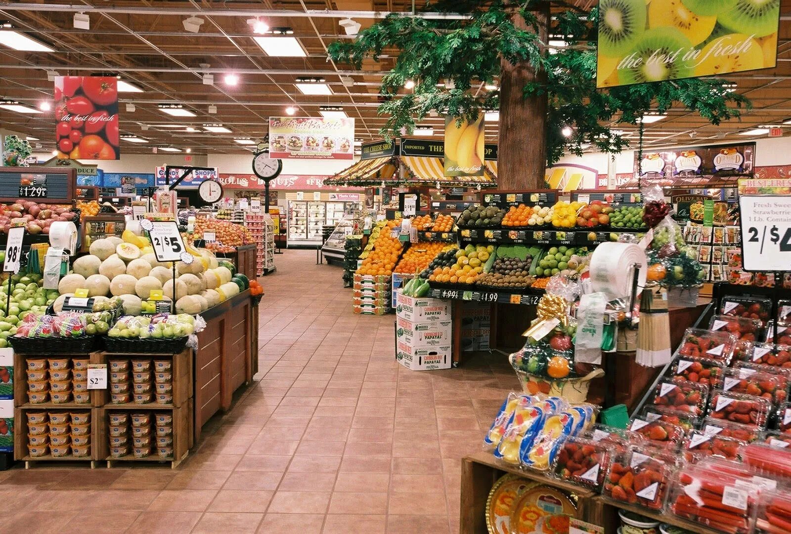 Hs market. Торговля в магазине. Карфур маркет испания. Продуктовый минимаркет. Hs market.