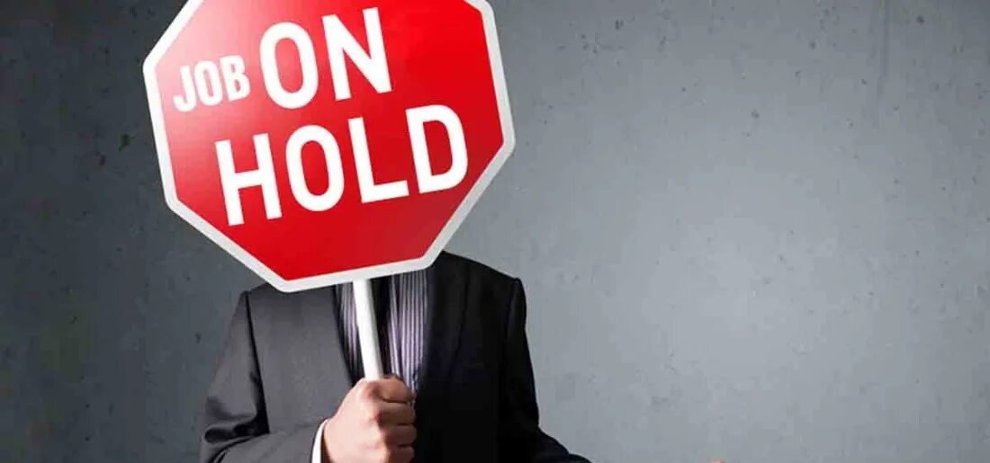 Работы hold. Hold. Взломщик сейфов. Рабочий держит коробки. Стройка фото.