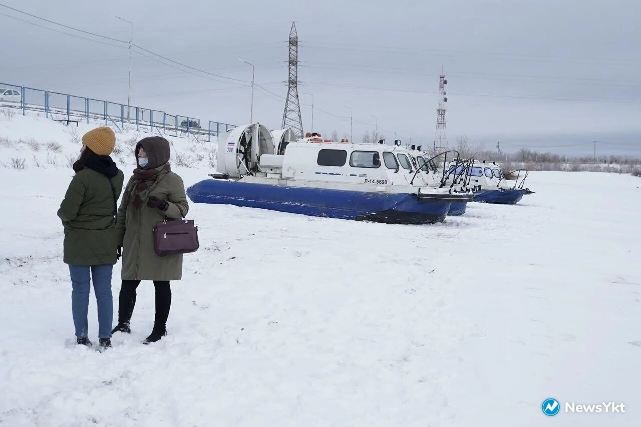 Переправа нижних бестях. Переправа Якутск-Нижний Бестях. Паромная переправа Якутск. Якутск паром переправа. Зимняя переправа Якутск Нижний Бестях.