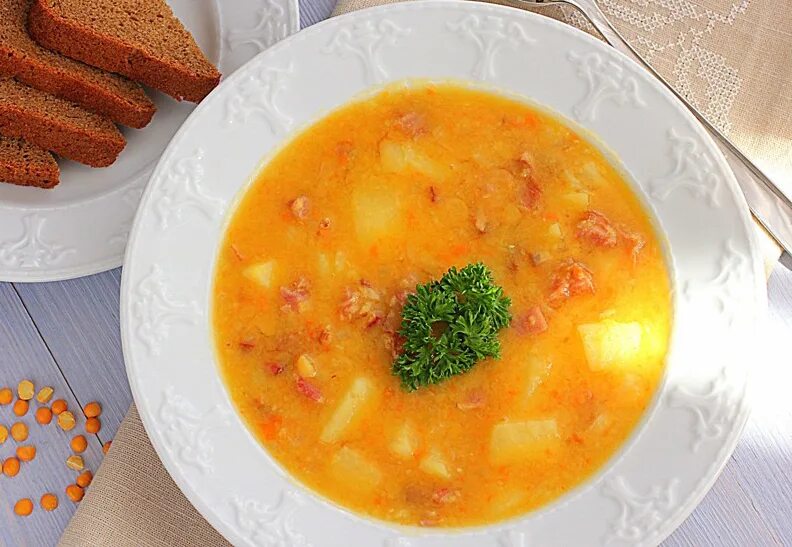 Суп пюре гороховый с копченостями ребрышками. Суп гороховый с копченостями. самый вкусный гороховый суп. суп гороховый с копченостями 300 г. гороховый суп с копченостями ребрышками пошаговый.