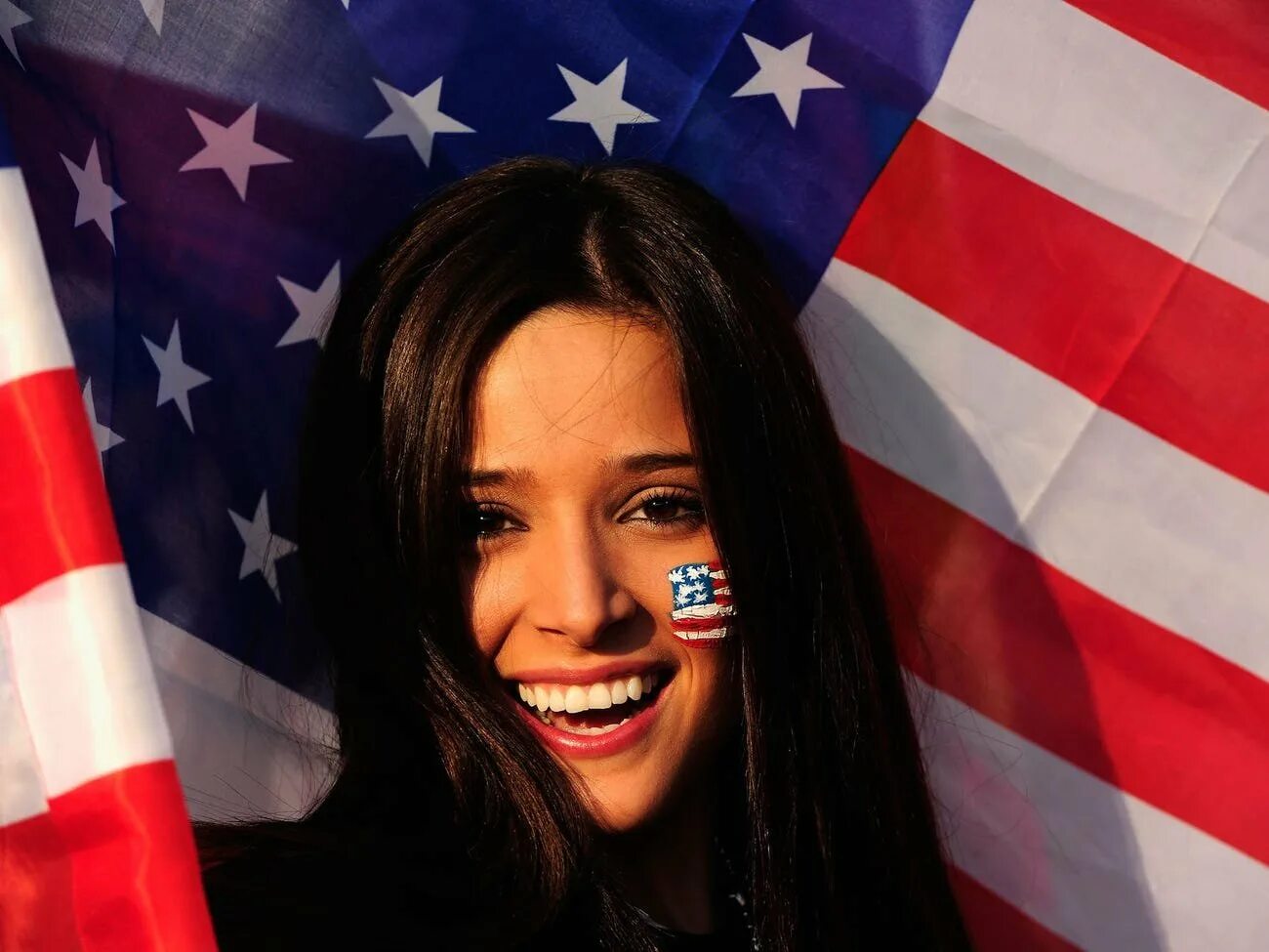 Uk teens. США девушки. Красивые девушки США. Девушка с американским флагом. Американки девушки.