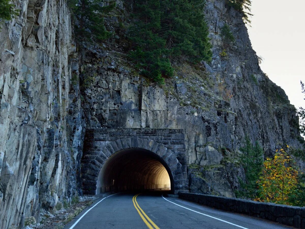 Дорога со старым. Горный тоннель Гуолян. Дилижанский тоннель. Лаэрдальский тоннель. Скала-туннель (tunnel Rock).
