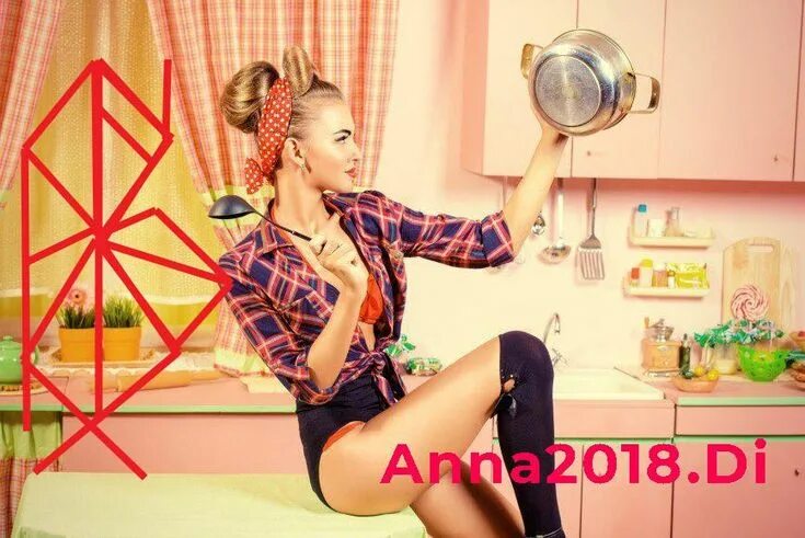 Заводная домохозяйка веселиться на кухне