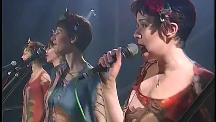 Колибри желтый лист. Группа колибри topless. жёлтый лист осенний колибри.