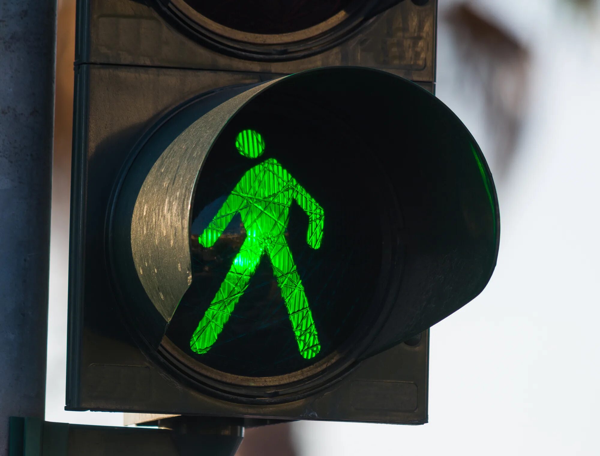 светофор для пешеходов. пешеходный светофор. зеленый сигнал пешеходам. зеленый человек светофор. светофор для пешеходов.