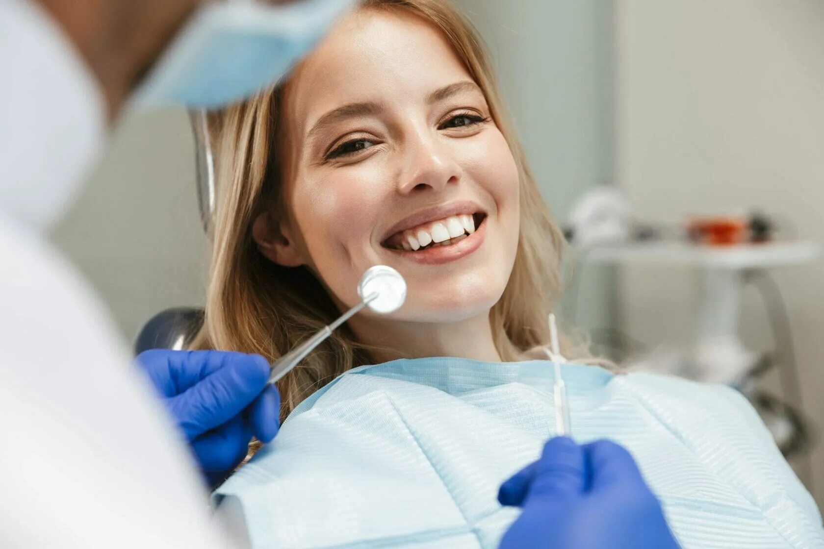 Стоматология гусев. Красивые зубы стоматология. Профессиональная гигиена полости рта. Профессиональная гигиена зубов. Девушка с красивыми зубами.