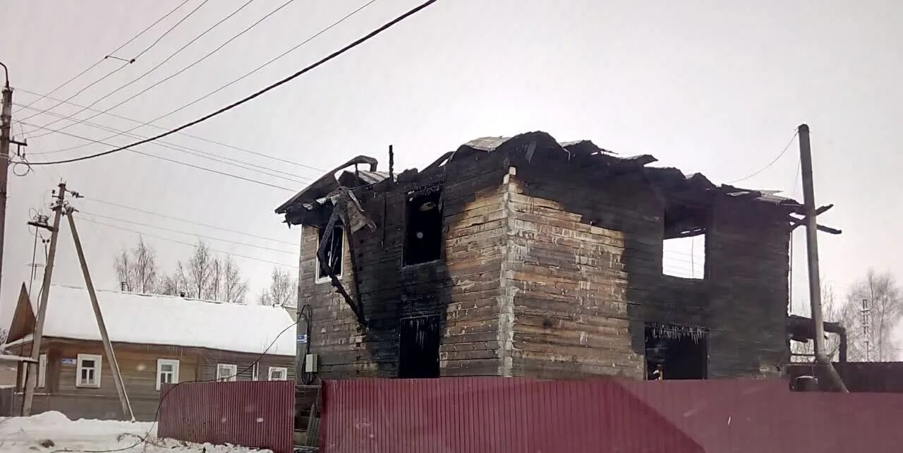 Новости кириллова вологодской. Пожар в Кирилловском районе. В Кириллове сгорел дом. Пожар в Бараково Кирилловский район. Талицы Кирилловский район.