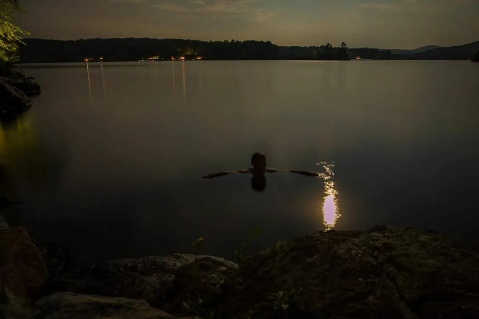 Во сне купалась в озерах. Ночное озеро. Купание ночью в озере. Озеро ночью. Купаться ночью в озере.