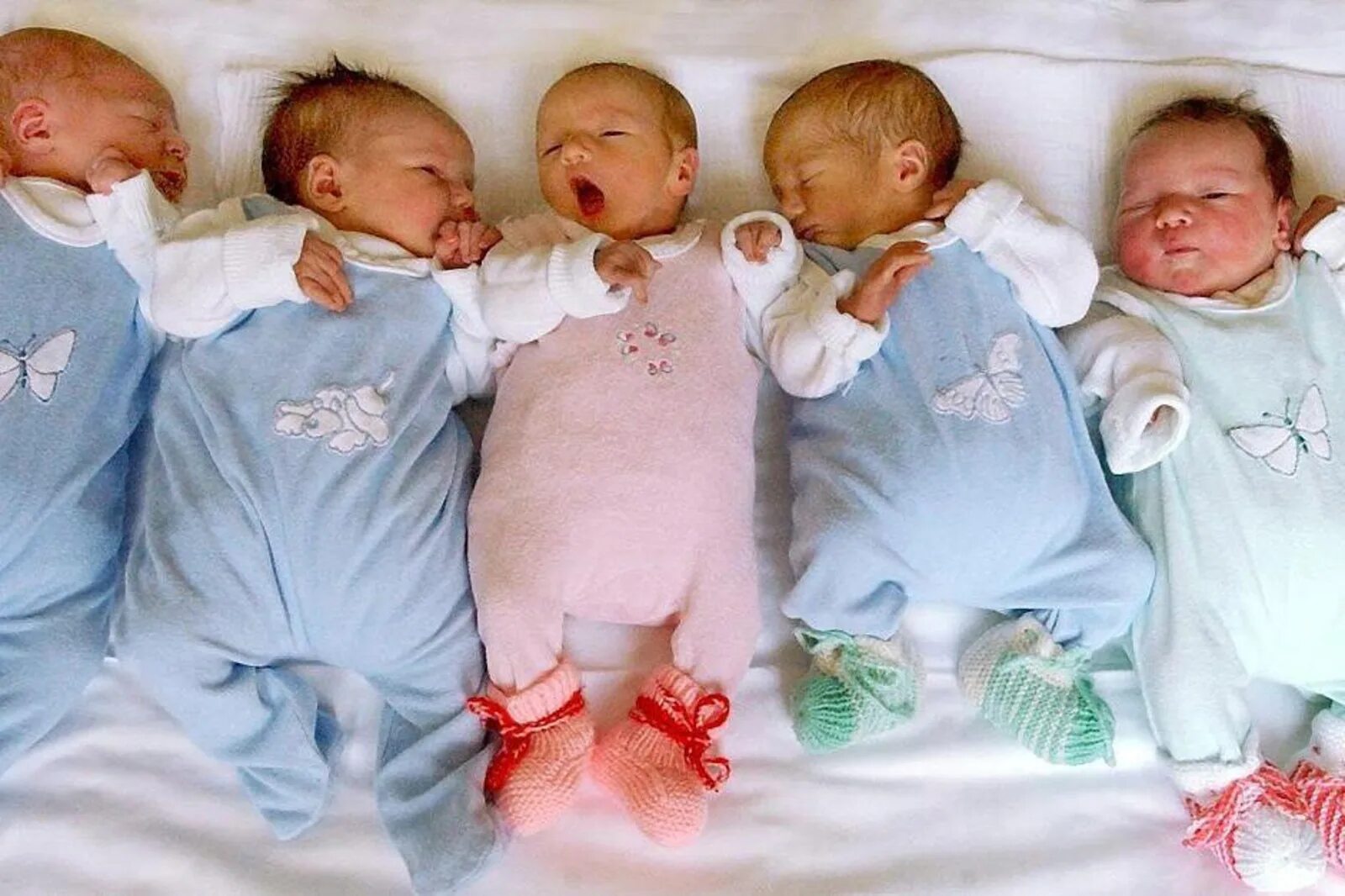 Мальчик и девочка на качелях подростки. Как можно назвать ребенка. Как называются дети 40. Детские имена. Как ребенка зовут.