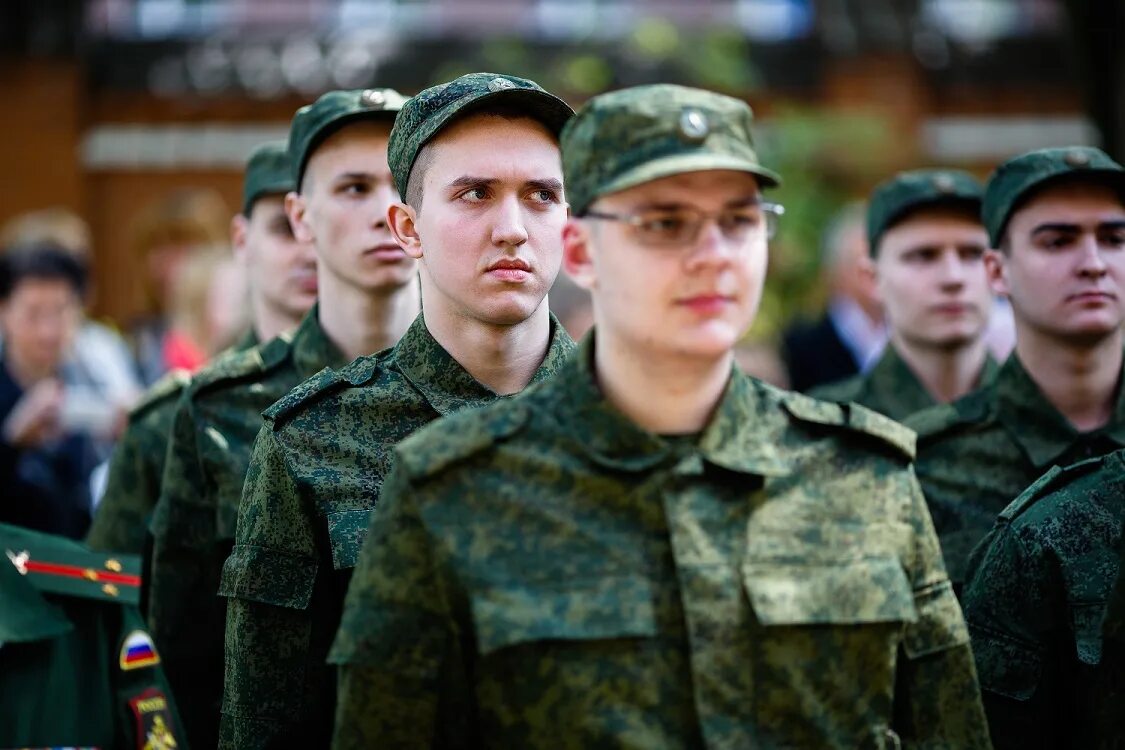Стоит ли служить по контракту. Солдат российской армии. военная форма срочника. солдат срочной службы. служить в армии.