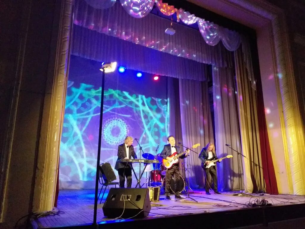 Гдк ржев. Городской дом культуры ржев. ржев гдк зал.