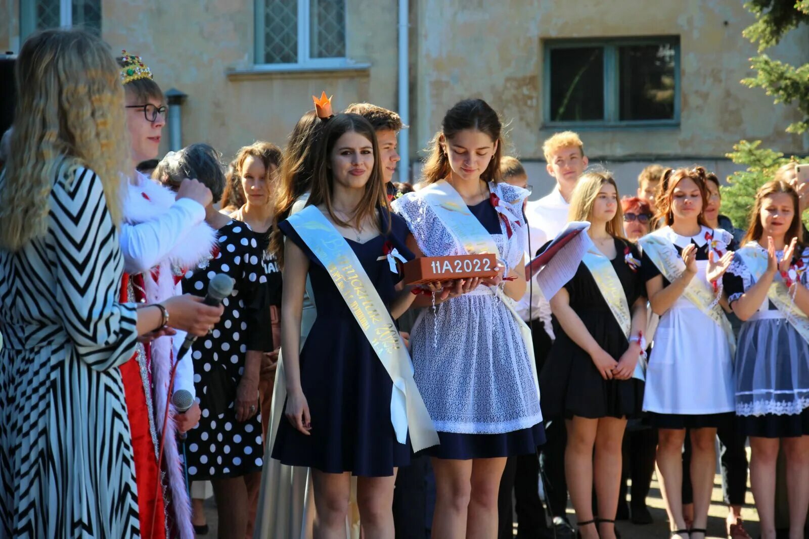 Выпускники школы. Выпускница школы. Последний звонок фото. Выпускной в школе. Школа 40 севастополь