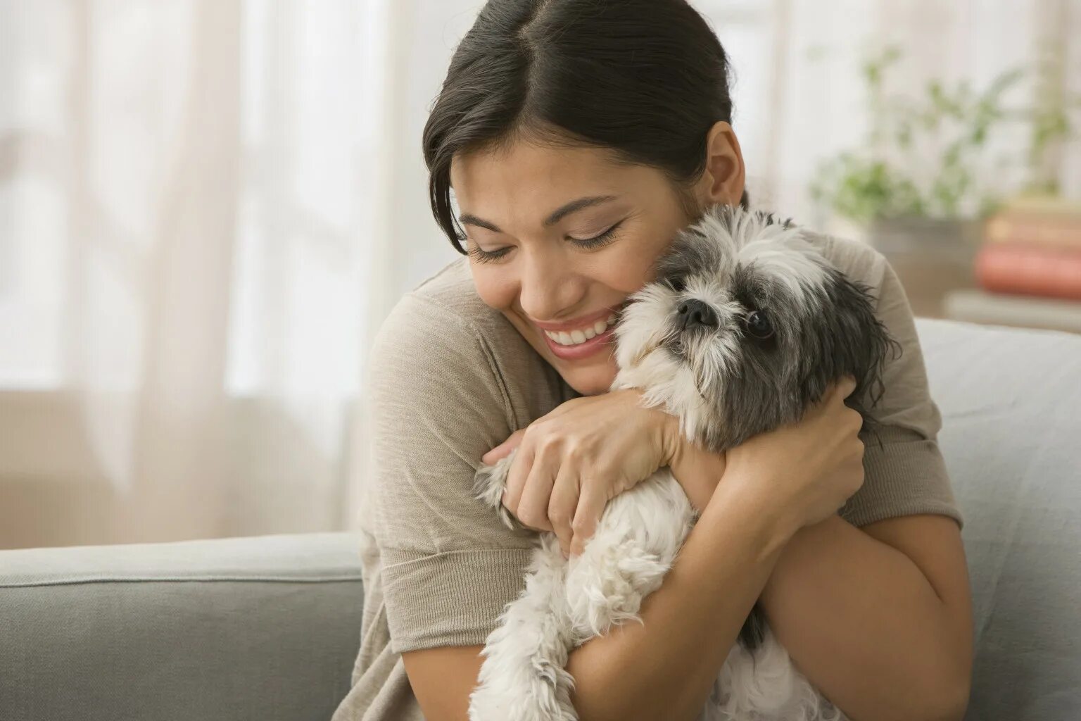 Women was a dog. Домашние питомцы. Забота о домашних животных. Забота людей о домашних животных. Человек с домашним животным.