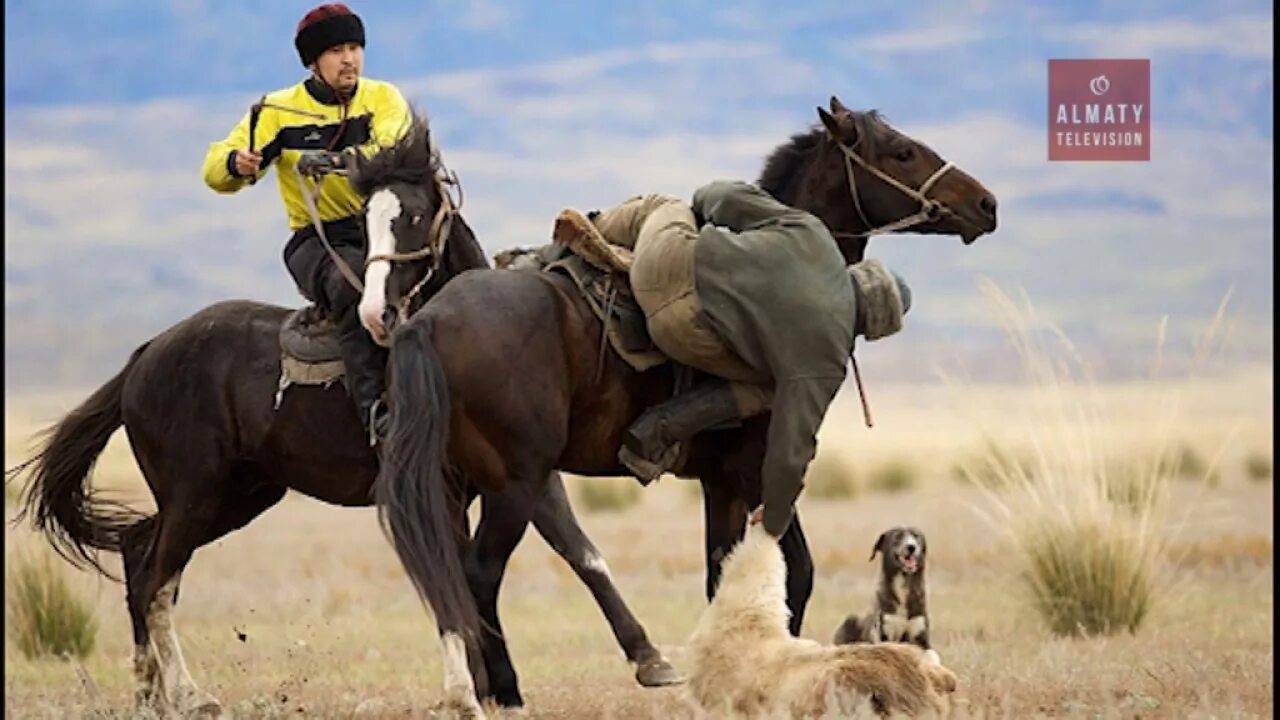 Джигит казах на коне. Лошадь в Казахстане наездник. Казахский джигит на коне. Игры на лошадях в Казахстане.