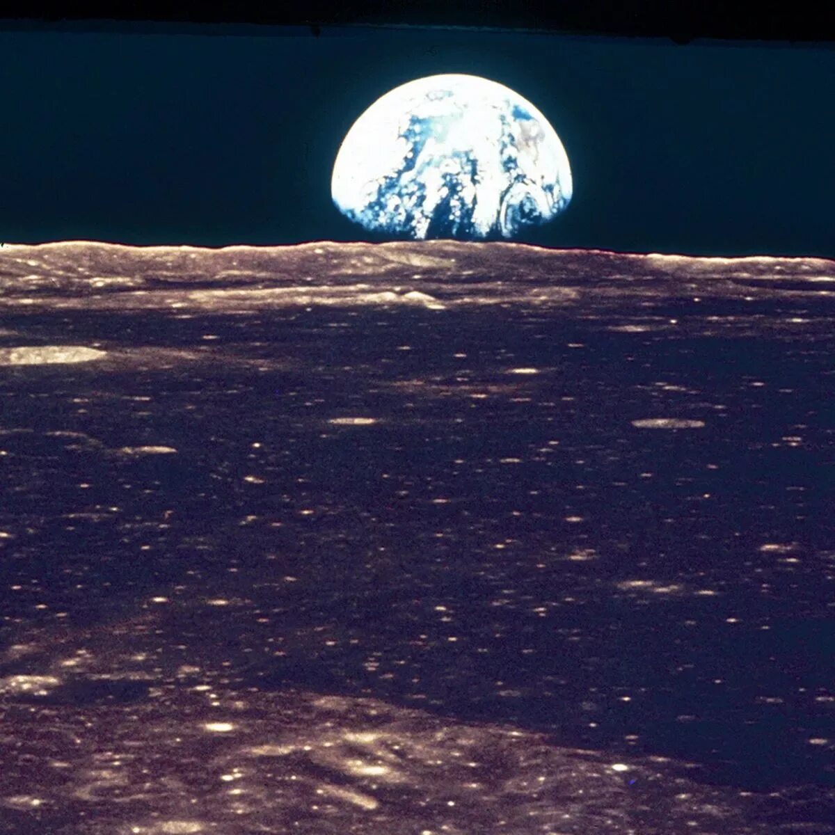 Secret moon. Earthrise Apollo 1969. Вид земли с Луны НАСА. Земля из космоса с Луны реальные насо. Первые снимки земли из космоса.