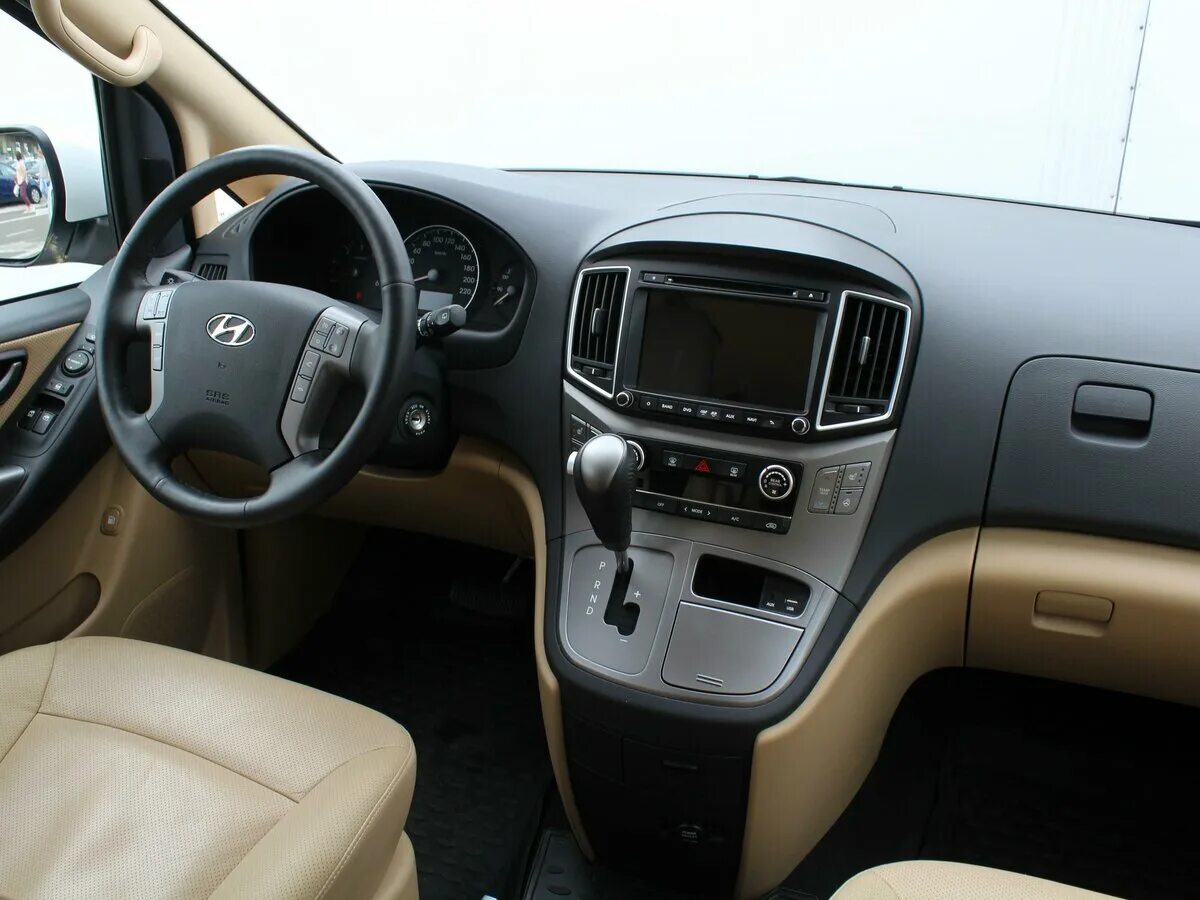 Автомобиль h 1. Hyundai h1 2018. Hyundai h1 2015 Interior. Hyundai h1 2014 салон. Hyundai h1/h200.