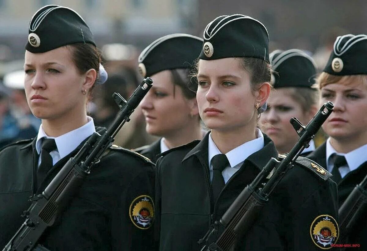 Хорошо ли быть военным. Женщины в армии. Женщины военные в России. Женская армия в России. Современные женщины военные.