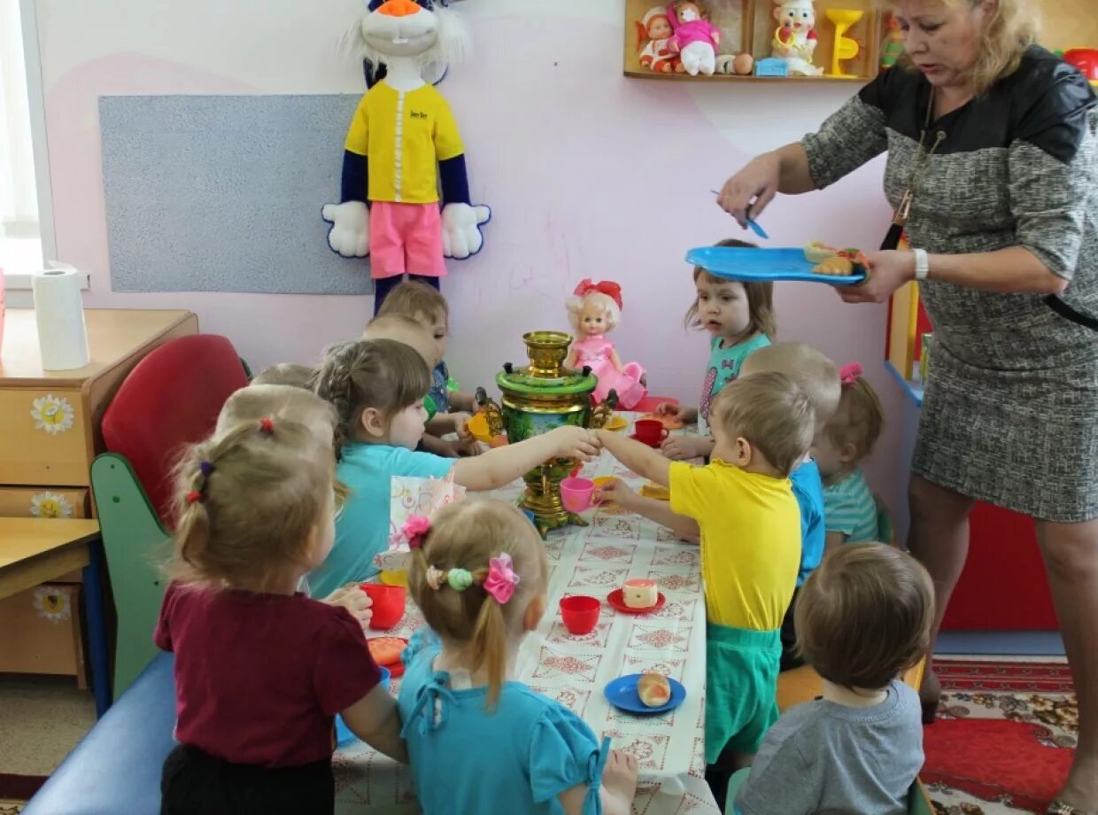 Занятия в детском саду в младшей. Занятив младшей группе. Занятия в группе раннего развития. Занятие во второй младшей группе. Воспитатель детского сада.