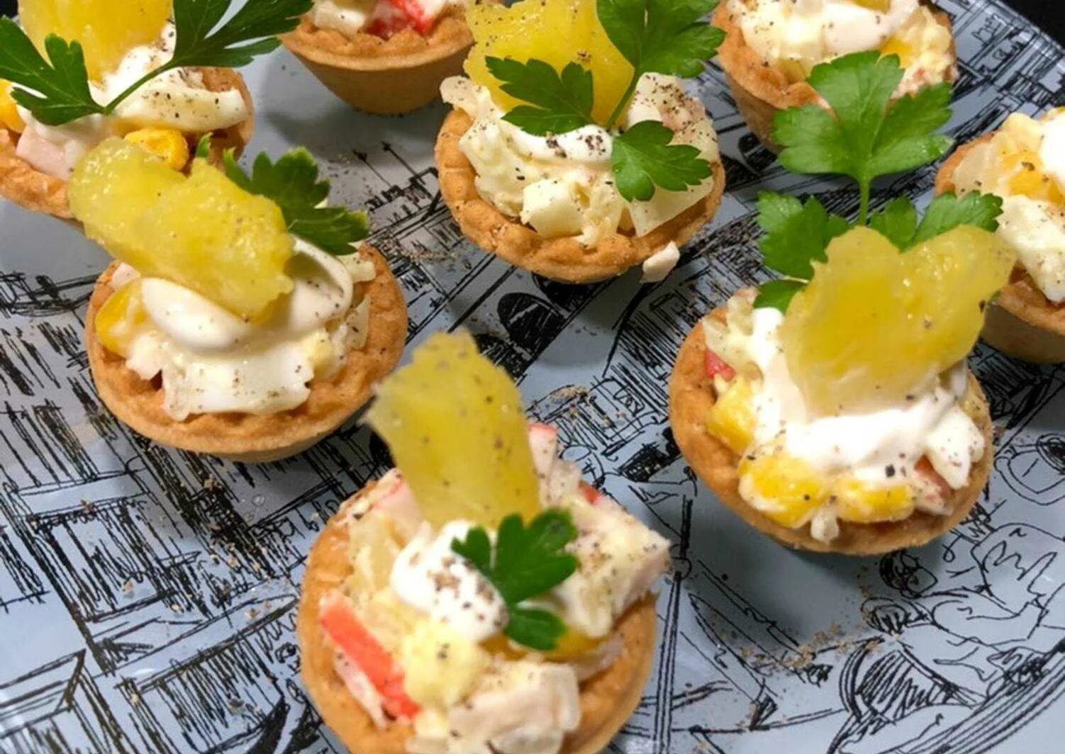 Начинка для тарталеток с курицей. Закуски в корзиночках. тарталетки с курицей и ананасами. тарталетки с ананасом и курицей и сыром. корзиночки с салатом.