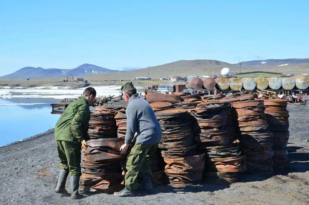Белушья губа новая земля белые медведи. Остров врангеля ушаковское военная база. Архипелаг новая земля. Мусор на острове врангеля. Арктика земля франца иосифа мусор.