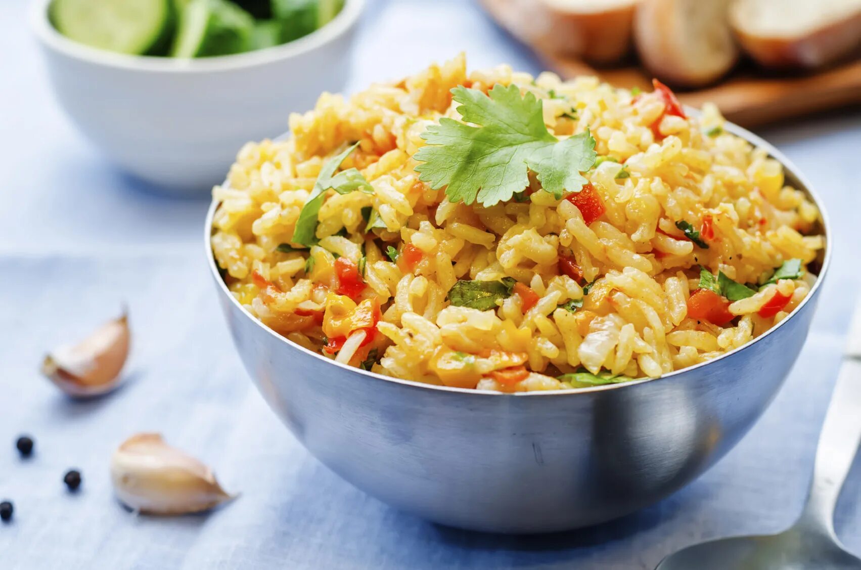 Rice vegetable. Рис пилав с овощами. Рис пилаф Националь. Овощной плов с рисом. Гарнир "рис с овощами" постная паэлья.