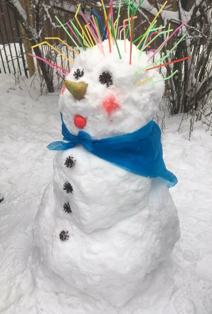 необычные снеговики из снега. лепим снеговика на конкурс. снеговик во дворе. необычные снеговики. снеговик на улице.