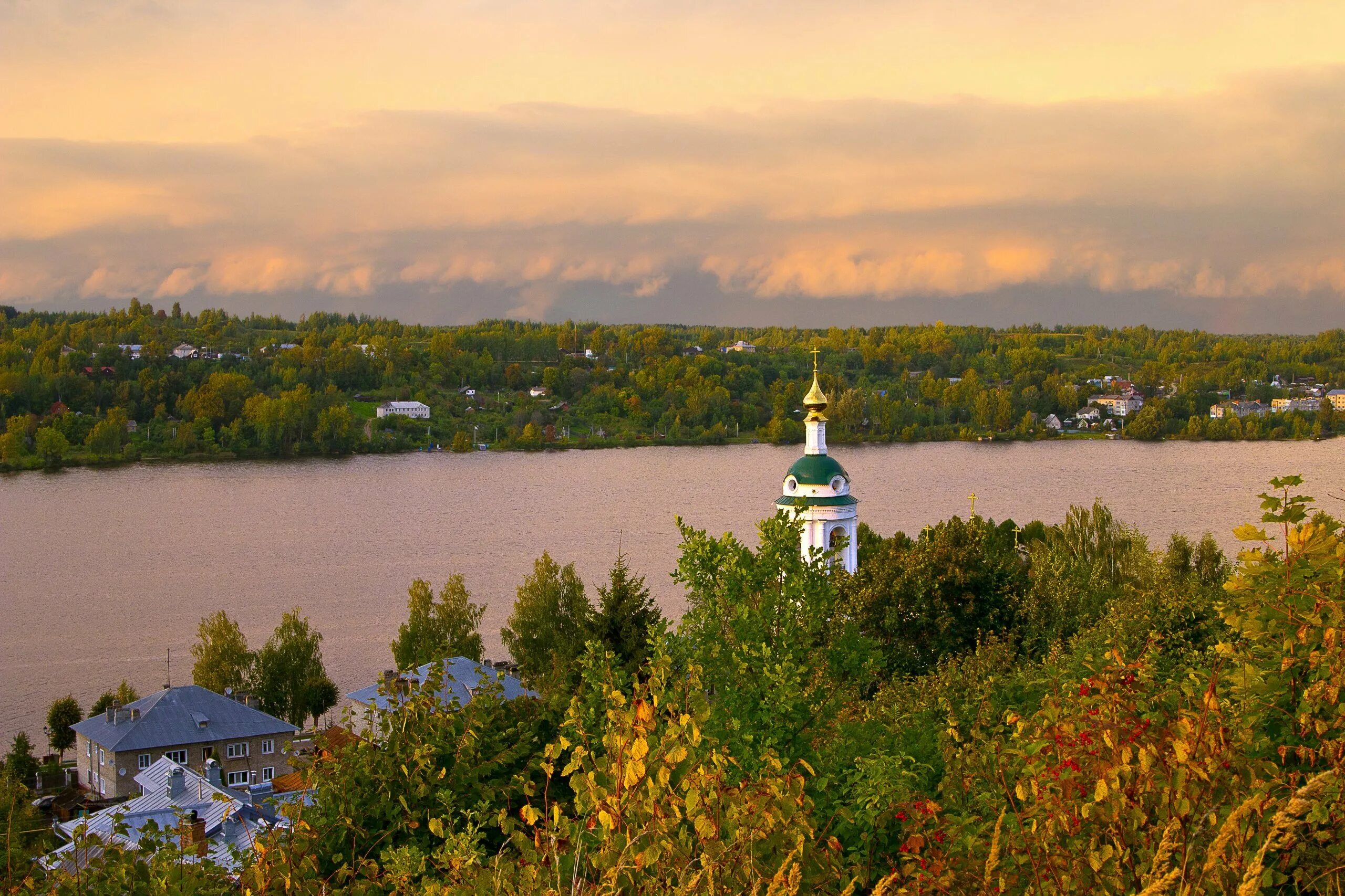 Городок на волге. Гора Левитана в Плесе. Город плёс гора Левитана. Гора Левитана в Плесе осень. Волга в Плесе гора Левитана.