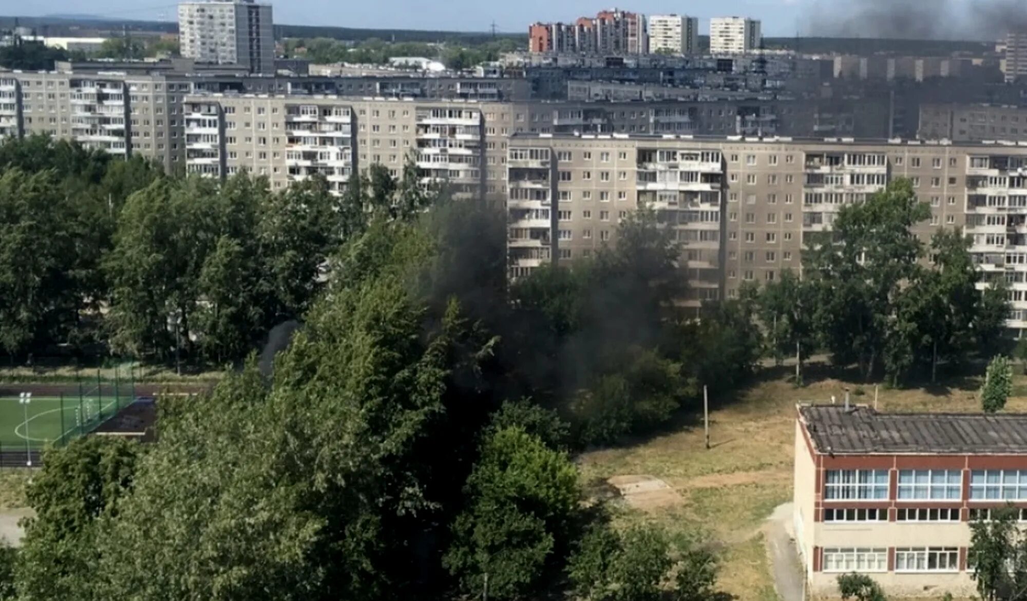 Учитель в Екатеринбурге спас две школы от пожара. Пожар в Екатеринбурге 17 школа. Пожарная школа в Екатеринбурге. Школа 166 екатеринбург