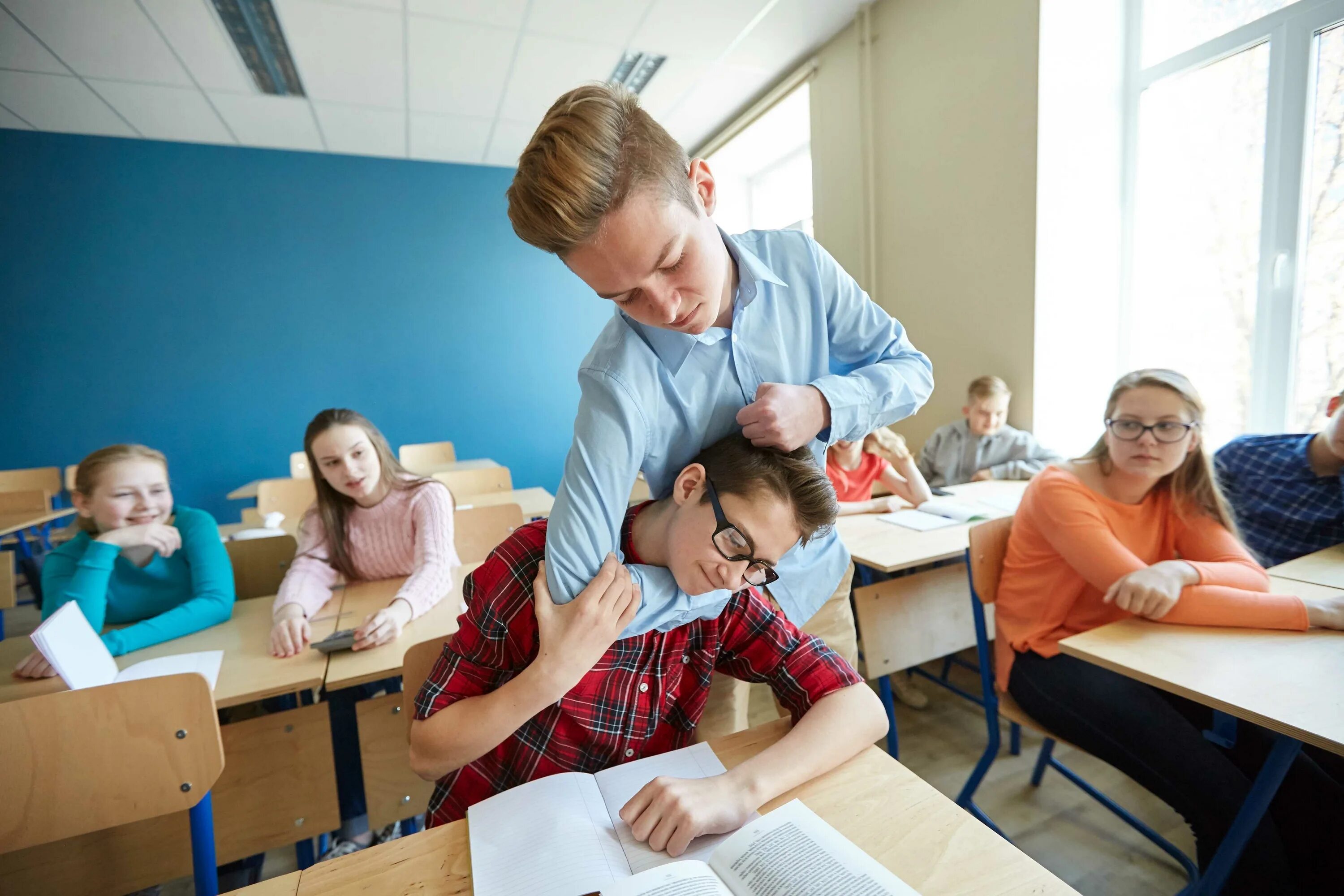 Насмешки в школе. Буллинг в школе. Дети в классе. Травля детей в школе.