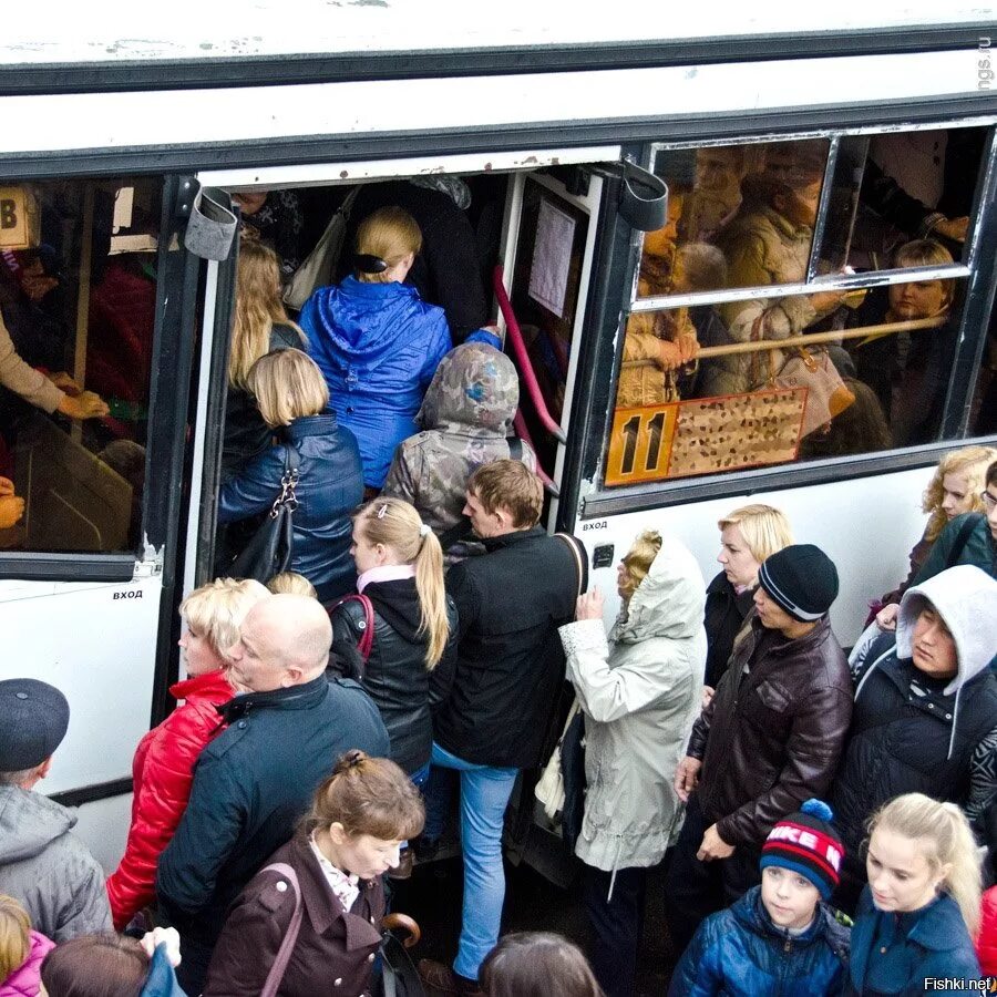 М автобус в час. Переполненный транспорт. Общественный транспорт битком. Толпа людей в автобусе. Люди в общественном транспорте.