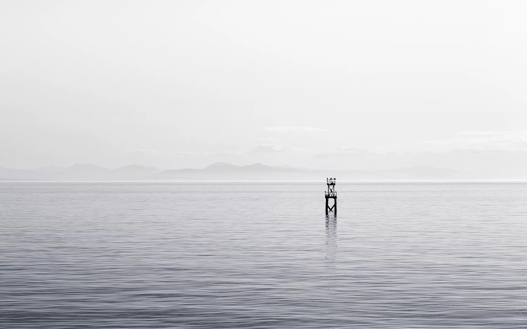 Море в тумане. Спокойствие Минимализм. Океан Минимализм. Водная гладь. Обоих в воду и конец