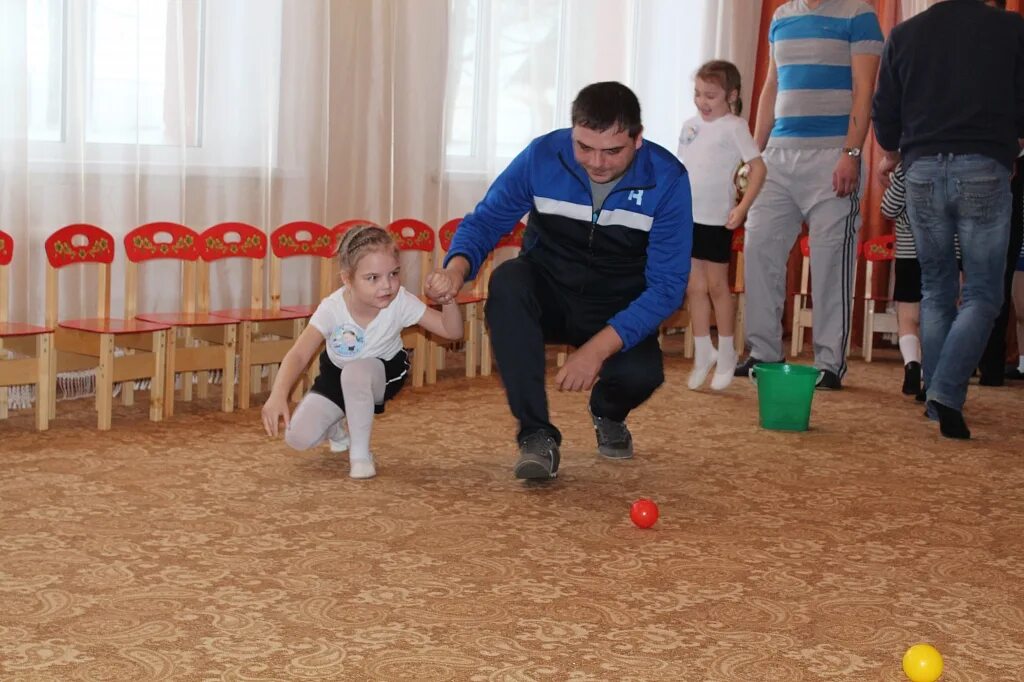 Мероприятия с родителями средняя группа. Папа и с спортивный праздник. Спортивный праздник с папами к 23 февраля. Конкурсы для пап в детском саду. Спортивный праздник 23 февраля в ДОУ С папой.