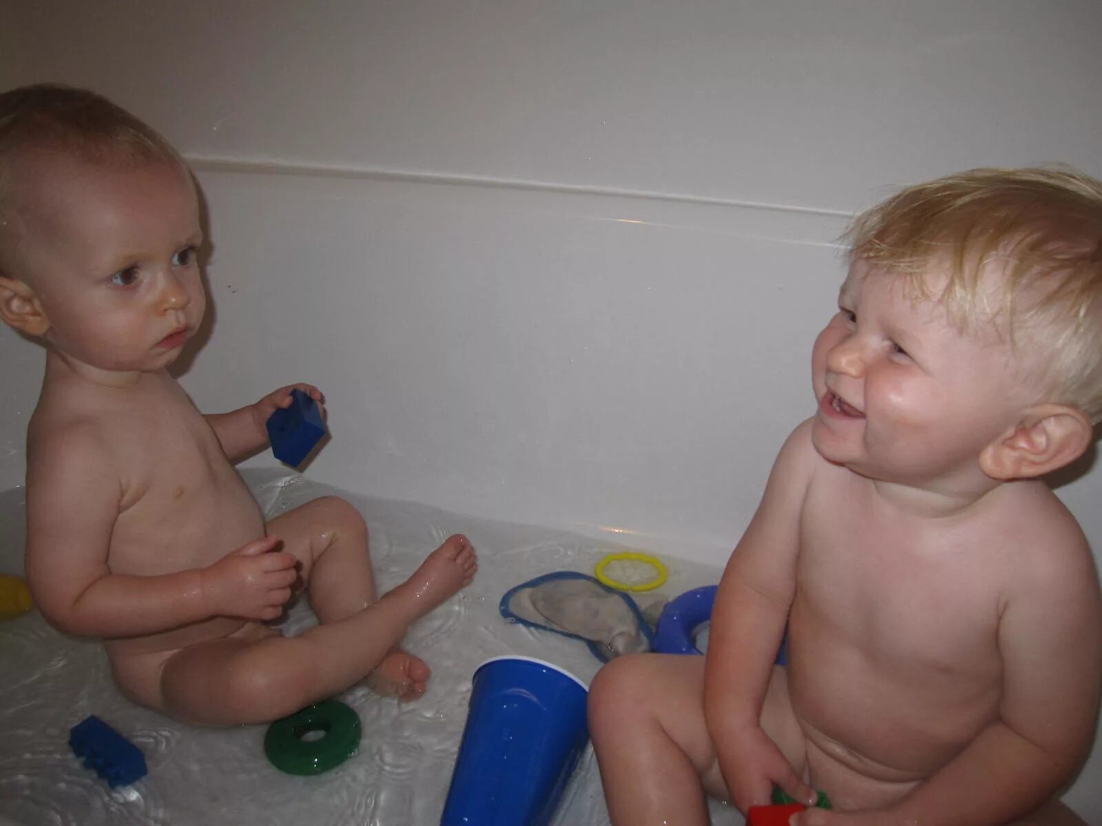 Маленький голенький мальчик. Мальчик. Bath. Time. Child penis