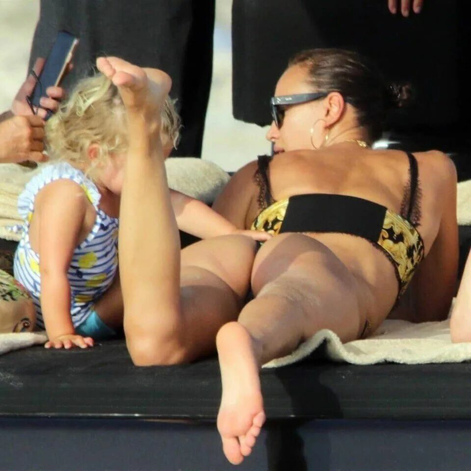 Ирина шейк 2019 пляж папарацци. Мама с сыном маленьким на море казаха. Мать стринги. Малыш топлесс. Мом son beach.