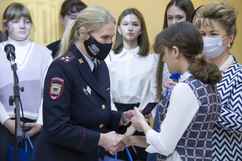 Увм волгоградской. Торжественное вручение паспортов. Вручение паспортов в торжественной обстановке. Торжественное вручение паспортов картинки. Вручение паспортов 20.04.2023 Новоуральск.