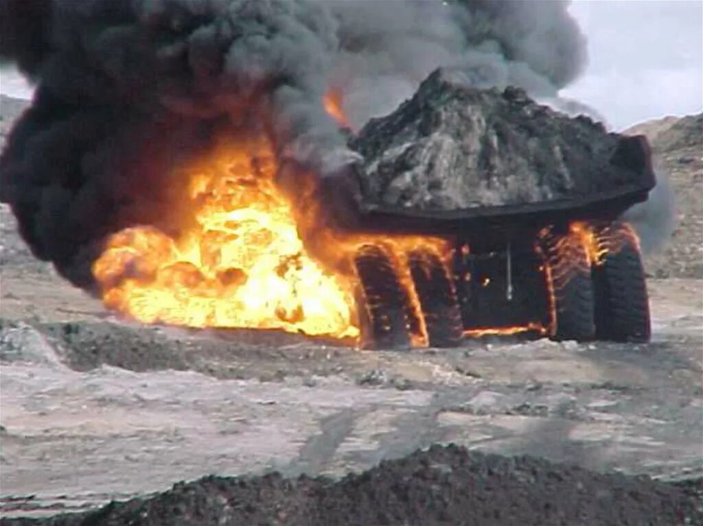 Горящий БЕЛАЗ. Пожар на угольном разрезе. Сгорел БЕЛАЗ. Горящий уголь разрез. Объект горения