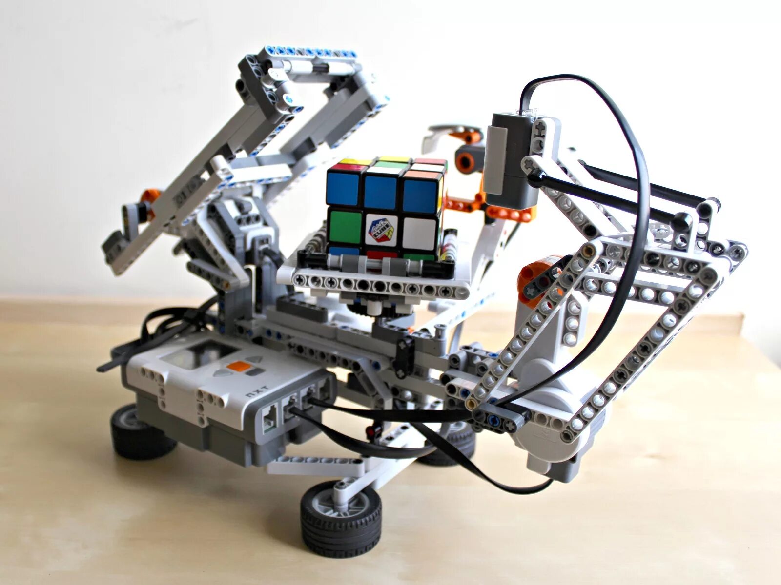 Сборка робота и программирование светодиодов