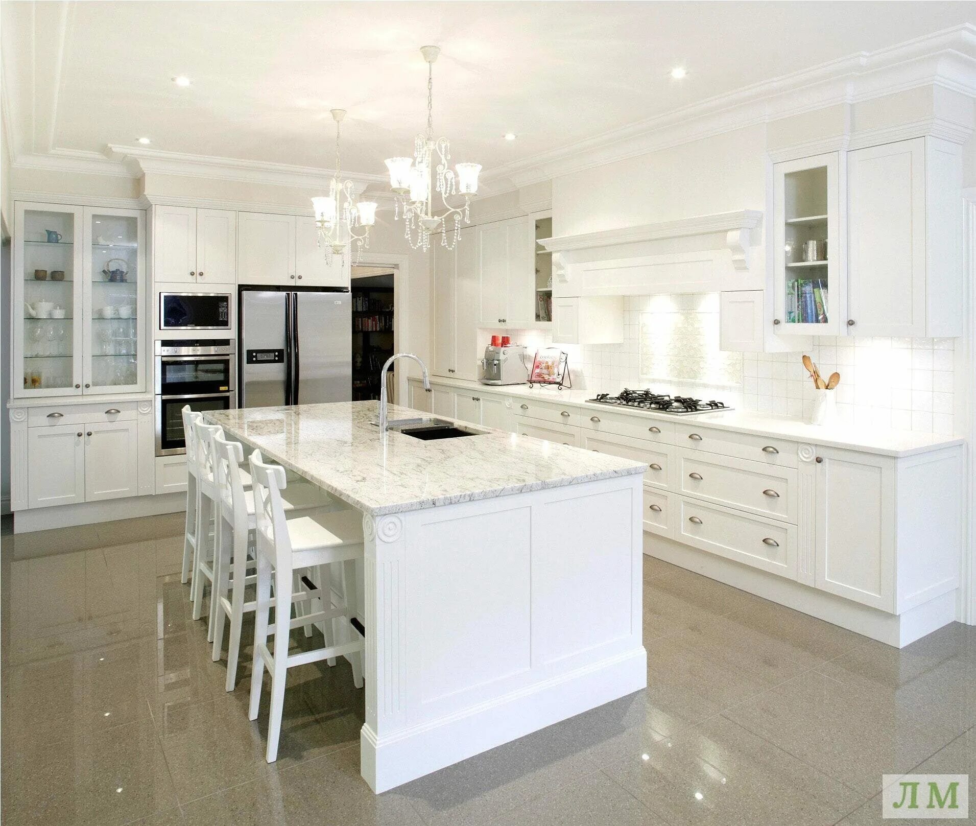White kitchen. Красивая белая кухня. Интерьер кухни в белом цвете. Белый кухонный гарнитур в интерьере. Кухня в белых тонах интерьер.