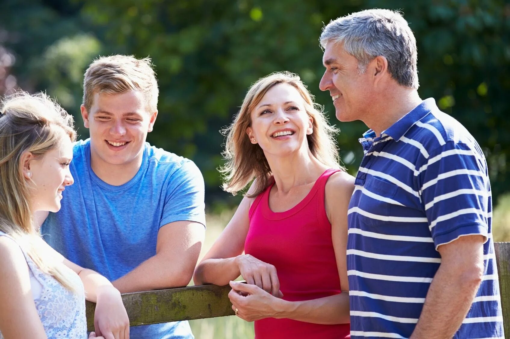 Family bangs. Счастливая семья взрослые дети. Подростки и родители. Ctvmz c gjlhjcnjv. Счастливые взрослые дети с родителями.