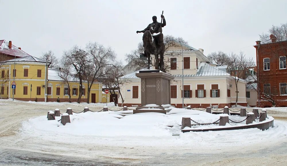 Памятник курмангазы. Памятник Курмангазы Астрахань. Музей Курмангазы Астрахань. Курмангазы Сагырбаев Астрахань. Музей Курмангазы Сагырбаева в селе Алтынжар.