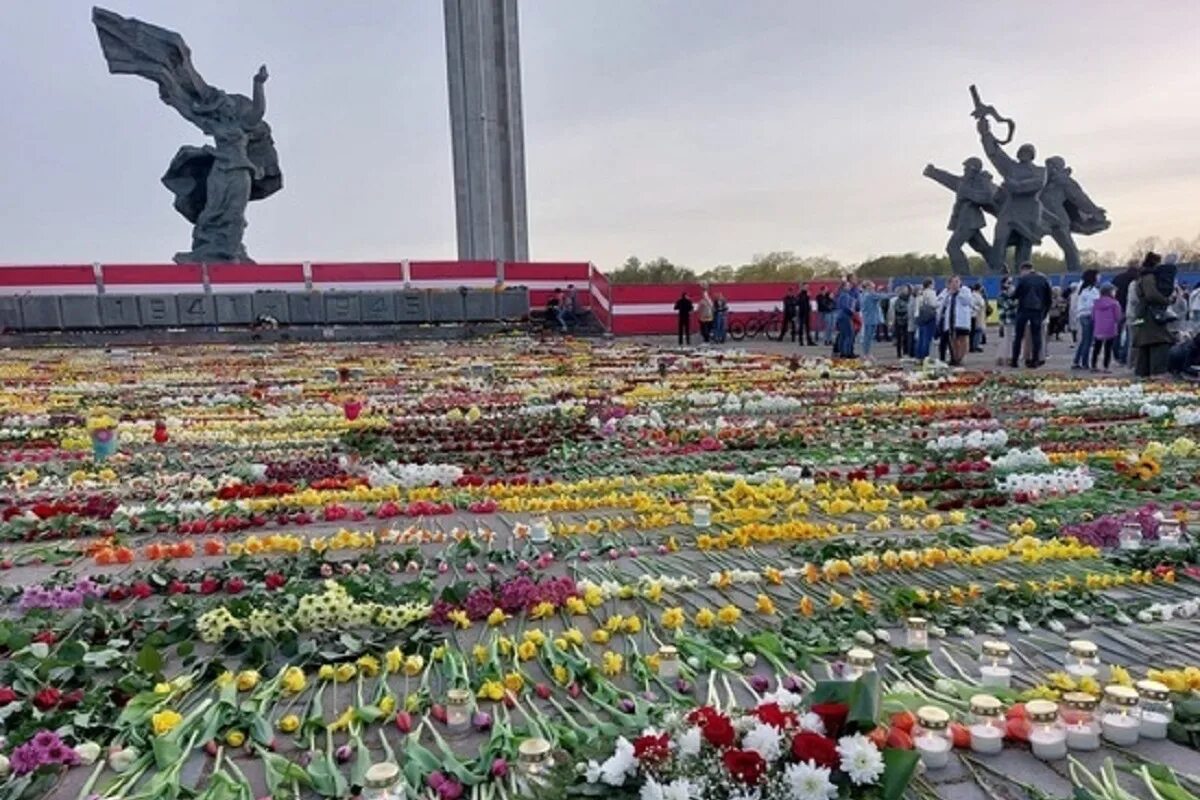 Мемориал освободителям Риги. Памятник освободителям Риги. Памятник освободителям Риги от немецко-фашистских захватчиков. Мемориальный комплекс советским воинам Рига Латвия. В риге запретили нести цветы