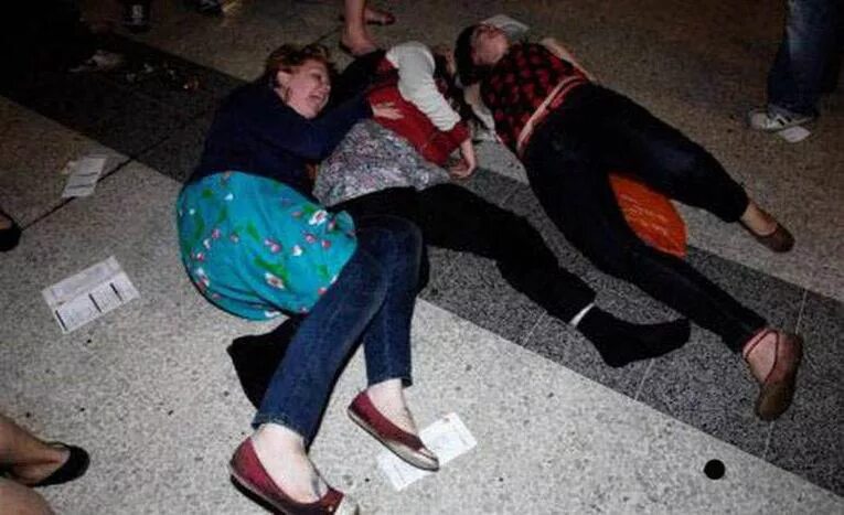 3 пьяных девушки. Пьющие девушки. Бабы гуляют. 3 пьяных девушки. Три пьяные женщины.