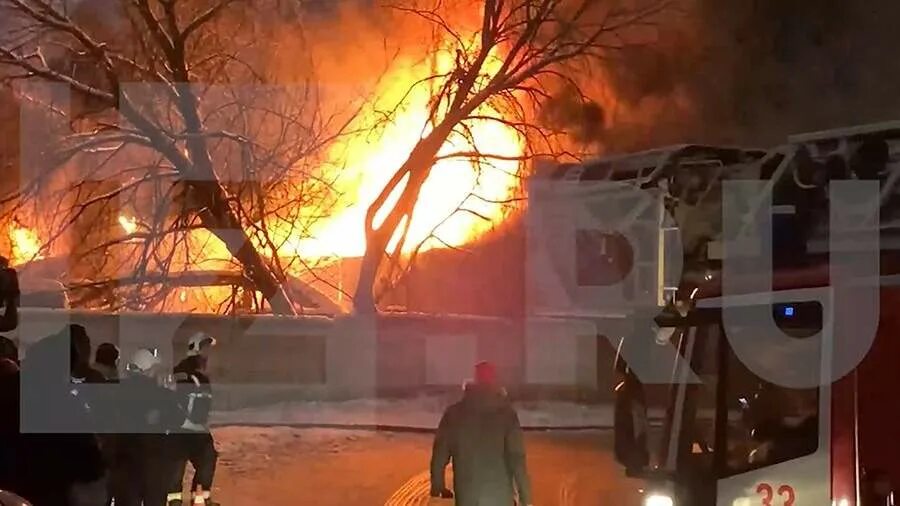 Здание горит. Спасатель бороться с огнем. Пожар на комсомольской площади. Пожар на тверской улице в москве сегодня. Комсомольская.