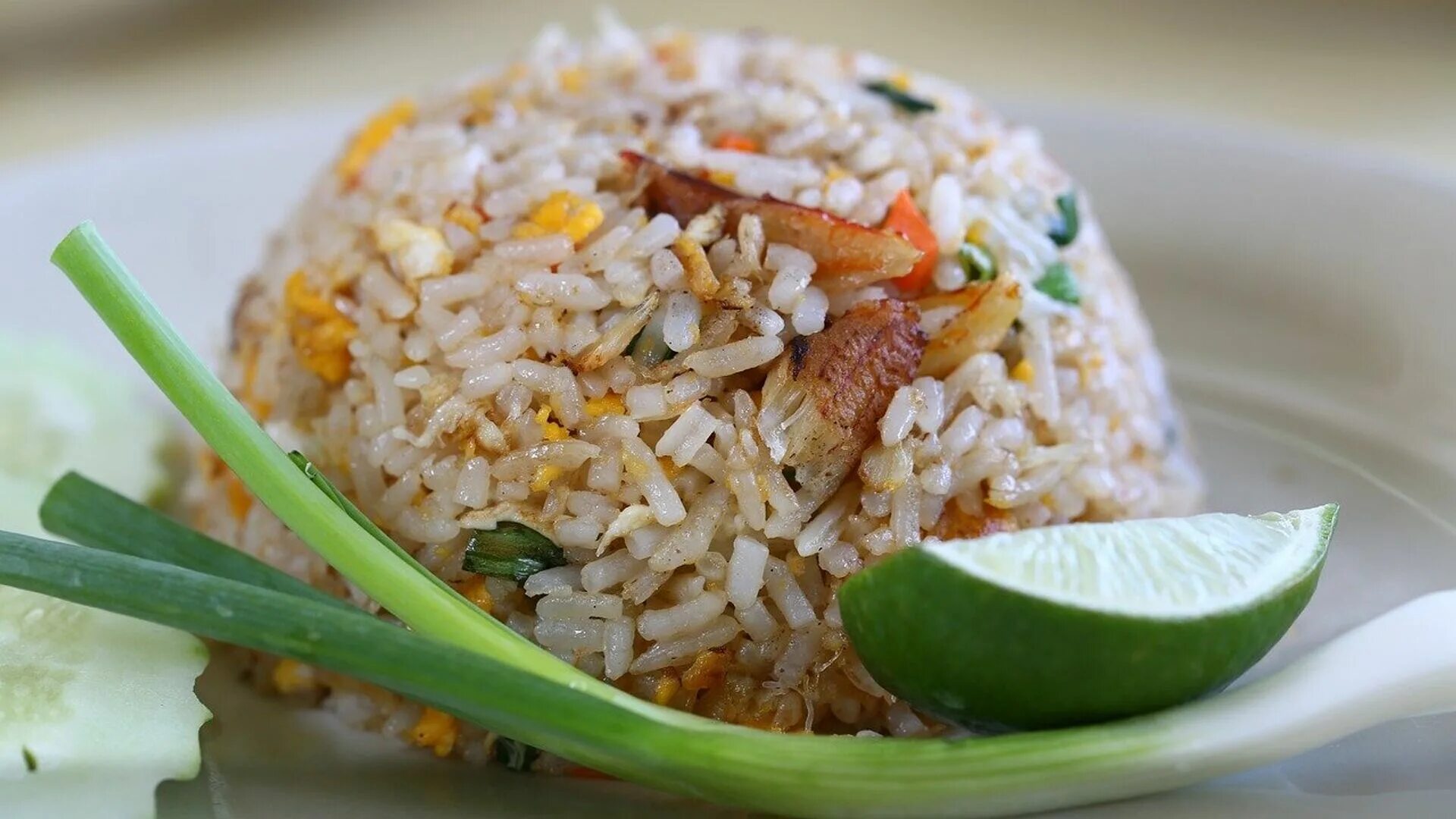 Какие блюда из риса. Рис као пад. Thai Fried Rice. Блюда с рисом. Блюда с гарниром из риса.