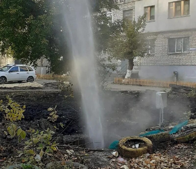 К чему снится прорвало воду. Прорвало струя воды. Прорвало трубу с кипятком. Прорыв воды фонтан. Прорыв воды в комнате.