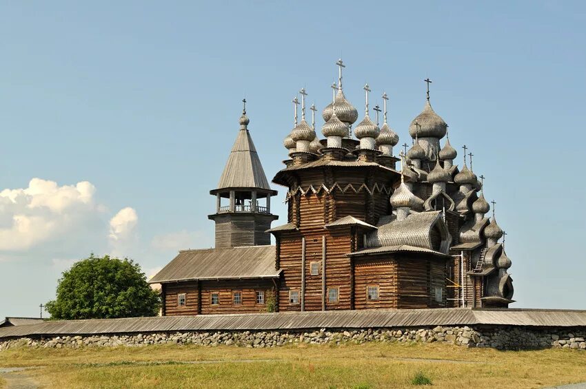 Остров кижи и музей традиционной деревянной архитектуры. Музей деревянного зодчества Кижи. Преображенская Церковь на острове Кижи. Суздаль Кижи. Деревянное зодчество Карелии храм святителя Иннокентия.