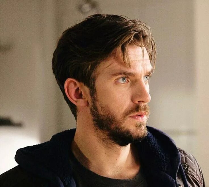 Dan reads. Дэн стивенс. дэн стивенс ланселот. дэн стивенс ночь в музее. dan stevens 2025.