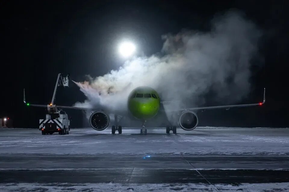 Антиобледенительная обработка самолета а-320. Облив самолета. Водяная арка для самолета. Обработка самолета противообледенительной жидкостью. Водная арка для самолетов.