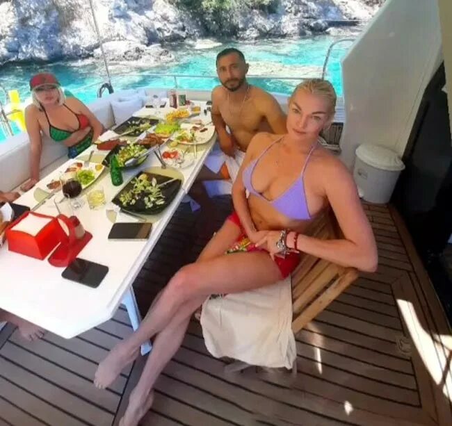 Анастасия волочкова шпагат. Анастасия волочкова и олег. Анастасия волочкова и сергей банщик. Дмитрий корнеев волочкова. Утренний дзен с сатиром и волочковой.